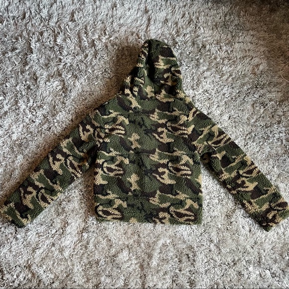 NWT Camouflage Sherpa Hooded Jacket - Picture 3 of 4